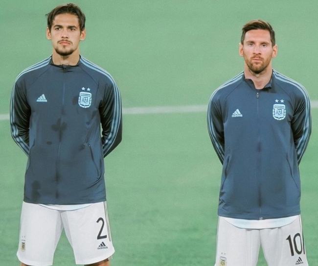 带队咬住！杰伦·约翰逊半场12中6拿到14分4板6助 三分3中2（杰伦·约翰逊半场12投6中砍14分4板6助，三分3投2中，率队紧咬比分）