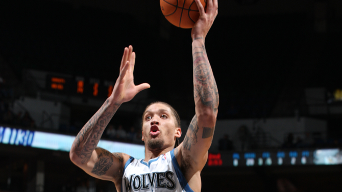 外线开炮！克雷伊奇速射三分命中 老鹰回敬8-0打停奇才（外线火力全开！克雷伊奇快射三分命中，老鹰打出8-0迫使奇才暂停）