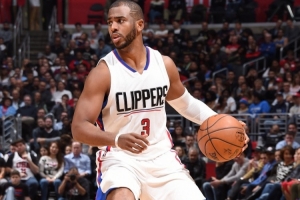 普尔半场表现亮眼，助力球队赢得比赛（普尔上半场发威，助球队取胜）