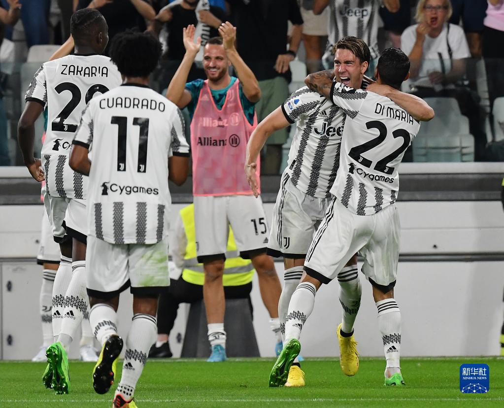 图片报：法兰克福队医私下为对手球员治疗，现已被开除（图片报称，法兰克福队医为对方球员私下看伤，已遭解雇）