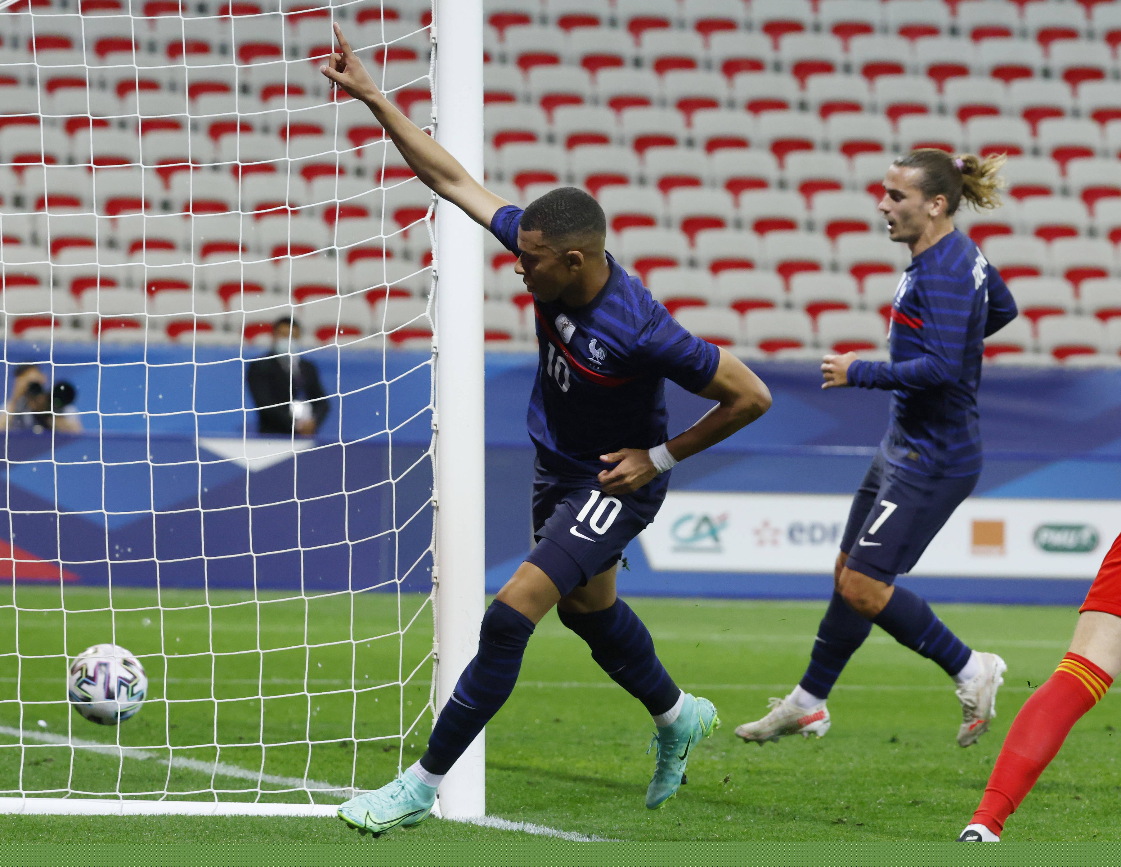 体坛记忆｜只谈队友！乔丹 vs 詹姆斯生涯十大帮手，差距大到离谱？（体坛往事｜只聊队友：乔丹与詹姆斯生涯十大搭档，差距是否离谱？）