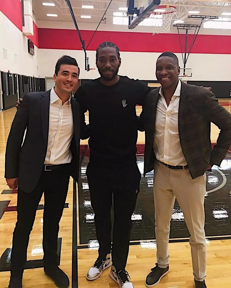 韩国女星穿曼联曼城球衣聚餐。左边是韩国国门金承奎...（韩国女星穿曼联与曼城球衣同桌聚餐，左侧为韩国国门金承奎）