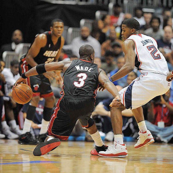 篮球盛宴：NBA杯MVP之争（篮坛狂欢：NBA杯MVP争夺战）