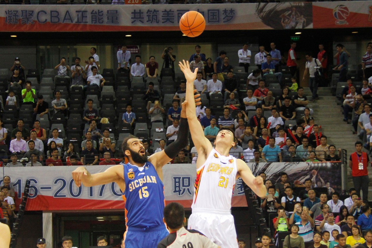 瓦拉内：弗格森曾来我家找我，齐达内说的话球员都值得倾听（瓦拉内：弗格森曾上门找我，齐达内的话每位球员都该听）