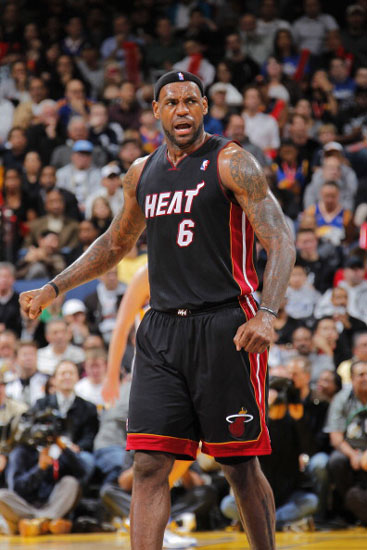 勇士逆境重生，两连胜彰显坚韧意志（勇士逆势突围，连胜诠释顽强斗志）