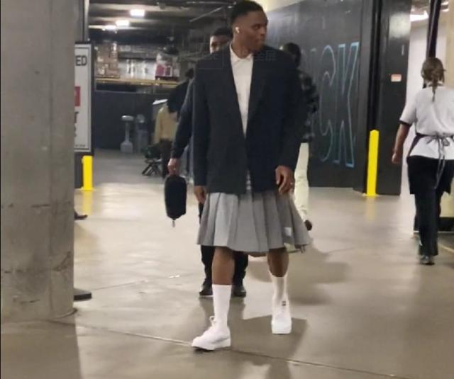 门将扑出点球，粉碎对手反扑希望（神勇门将拒点，扼杀对手翻盘希望）