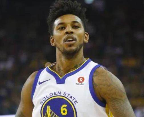 科比的全球影响力甚至不输于乔丹，比詹姆斯要强上一个档次（科比在全球的影响力与乔丹不相上下，领先詹姆斯一个档次）