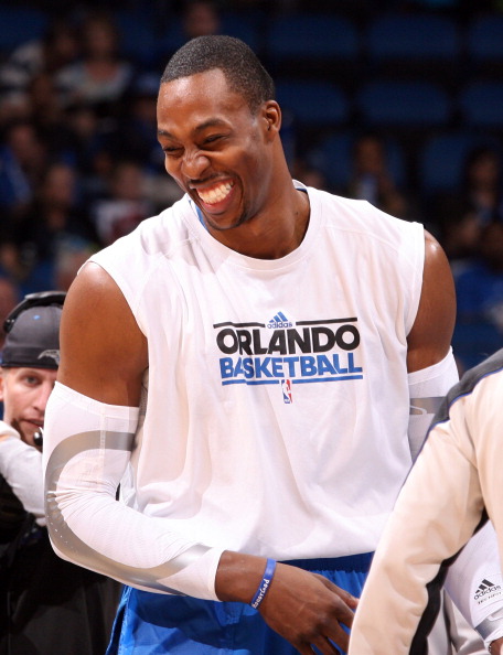 公开网站：因凡蒂诺基本年薪为300万美元，净资产达1400万（公开信息显示：因凡蒂诺基本年薪300万美元，净资产约1400万）